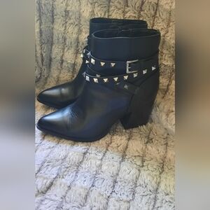 Steve Madden Womens  sz 8 Cala Fashion Leather Studs Heeled Ankle Boots